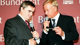 Foto: Peter Müller und Ole von Beust auf der Bühne des Bundesrates Foto: Peter Müller und Ole von Beust auf der Bühne des Bundesrates