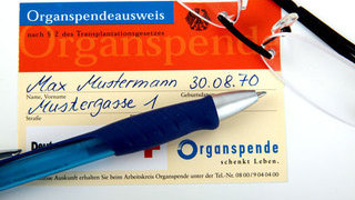 Grafik: Organspendeausweis, Kugelschreiber, Brille Grafik: Organspendeausweis, Kugelschreiber, Brille