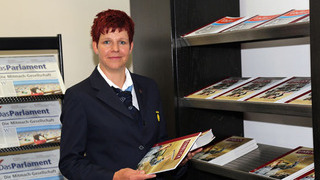 Foto: Auslegen der Infobroschüren Foto: Auslegen der Infobroschüren