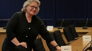 Foto: Heike Wolter richtet den Sitzungssaal des Ausschusses ein Foto: Heike Wolter richtet den Sitzungssaal des Ausschusses ein