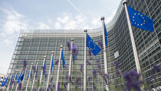 Foto: Flaggen vor der EU-Kommission in Brüssel Foto: Flaggen vor der EU-Kommission in Brüssel