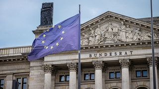 Fronton du Bundesrat avec le drapeau de l’UE Fronton du Bundesrat avec le drapeau de l’UE