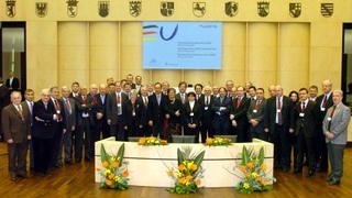 Foto: Gruppenfoto der Teilnehmer im Plenarsaal des Bundesrates Foto: Gruppenfoto der Teilnehmer im Plenarsaal des Bundesrates