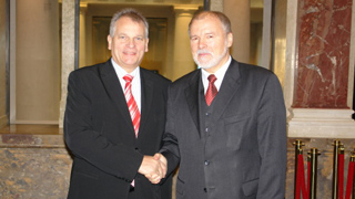 Foto: Fototermin mit Bundesratspräsident Gottfried Kneifel (Österreich) und Bundesratspräsident Dr. Harald Ringstorff (Ministerpräsident Mecklenburg-Vorpommern) (von links nach rechts) in der Wandelhalle des Bundesrates Foto: Fototermin mit Bundesratspräsident Gottfried Kneifel (Österreich) und Bundesratspräsident Dr. Harald Ringstorff (Ministerpräsident Mecklenburg-Vorpommern) (von links nach rechts) in der Wandelhalle des Bundesrates
