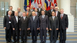 Foto: Gruppenfoto der Teilnehmer in der Eingangshalle des Bundesrates Foto: Gruppenfoto der Teilnehmer in der Eingangshalle des Bundesrates