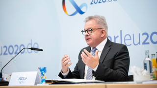 Foto: Minister Guido Wolf am Mikrofon Foto: Minister Guido Wolf am Mikrofon
