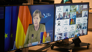 Foto: Monitor mit Bundeskanzlerin Angela Merkel Foto: Monitor mit Bundeskanzlerin Angela Merkel