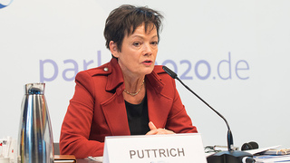 Foto: Ministerin Lucia Puttrich am Mikrofon Foto: Ministerin Lucia Puttrich am Mikrofon